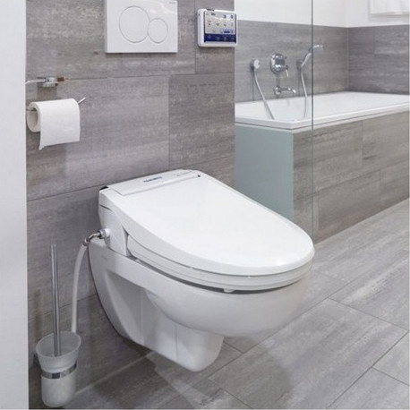 toilettes suspendue équipée d'un abattant avec tuyaux inclus reliée au mur pour accès à l'arrivée d'eau