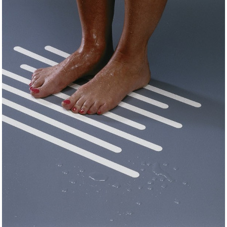 Pieds sur des bandes antidérapantes fixées au sol