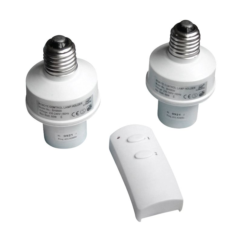 deux surdouilles posés à côté d'une télécommande à deux boutons