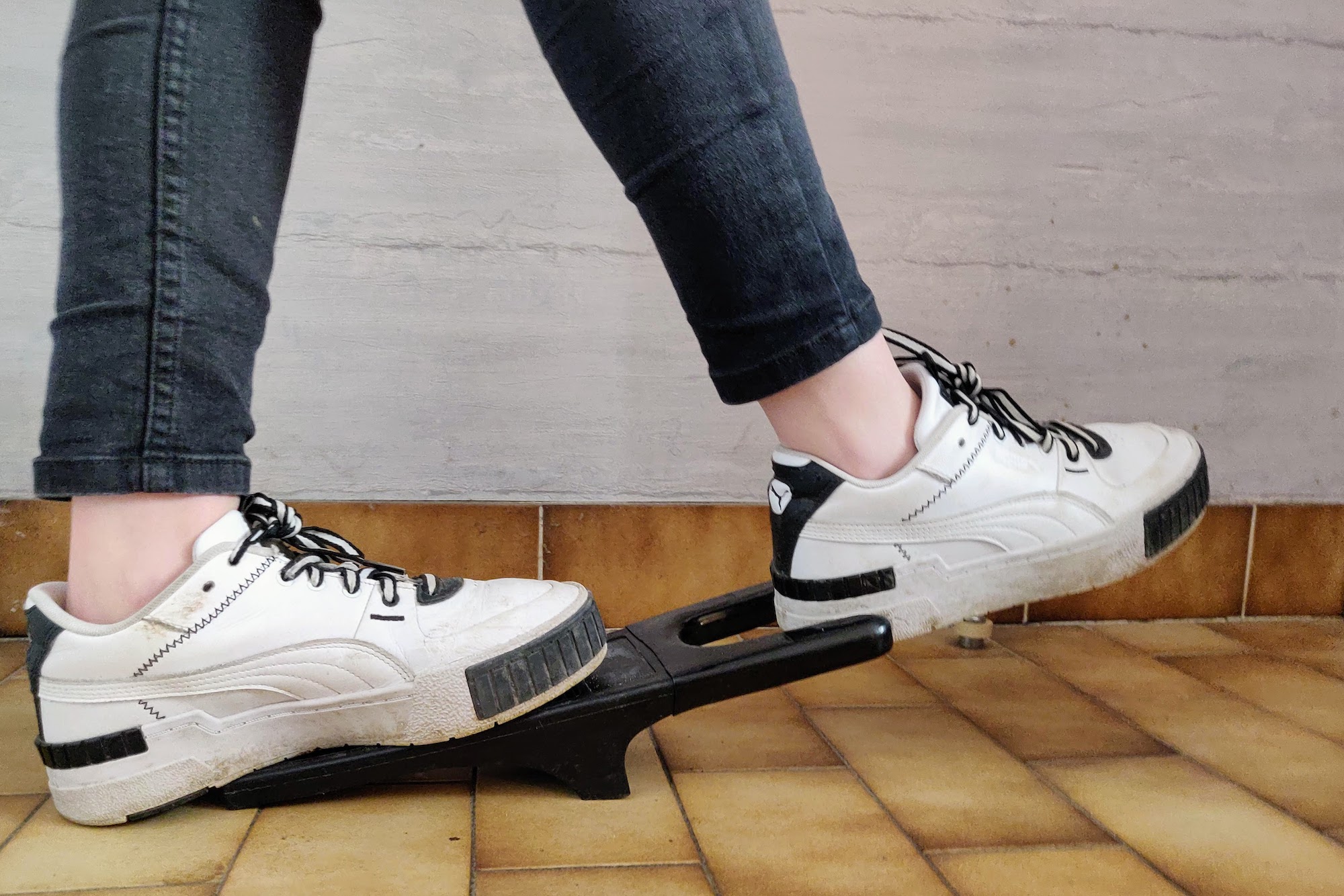 Une personne essaie l'enlève chaussures sur ses baskets