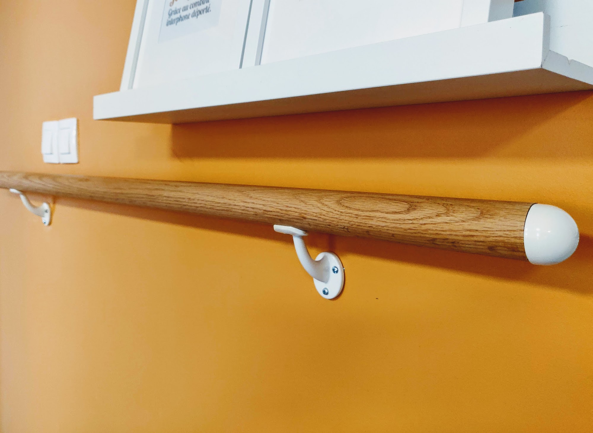 Main courante posée sur un mur