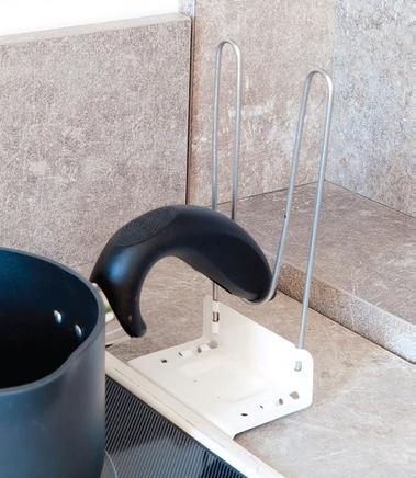 accessoire pour maintenir les casseroles