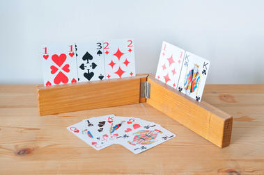 Portes cartes à jouer sur supports en bois