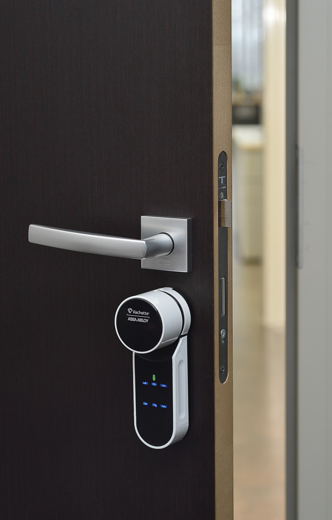 Serrure connectée sur une porte en bois