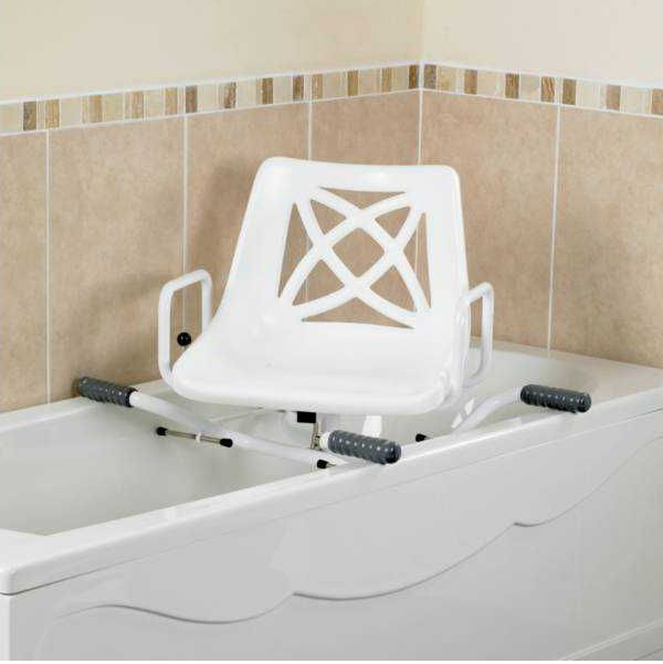 Siège de bain pivotant grande largeur posé sur une baignoire