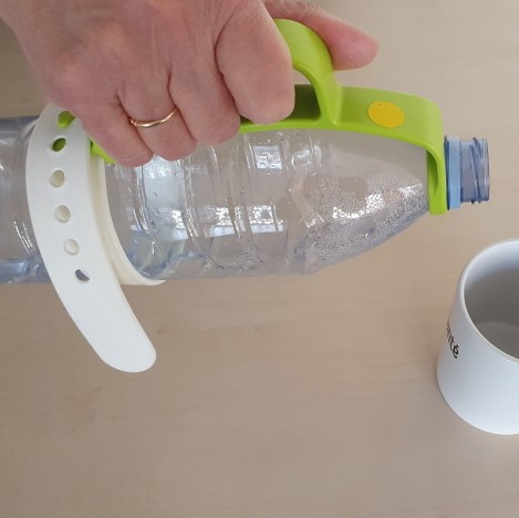 Poignée verseuse adaptée pour bouteille