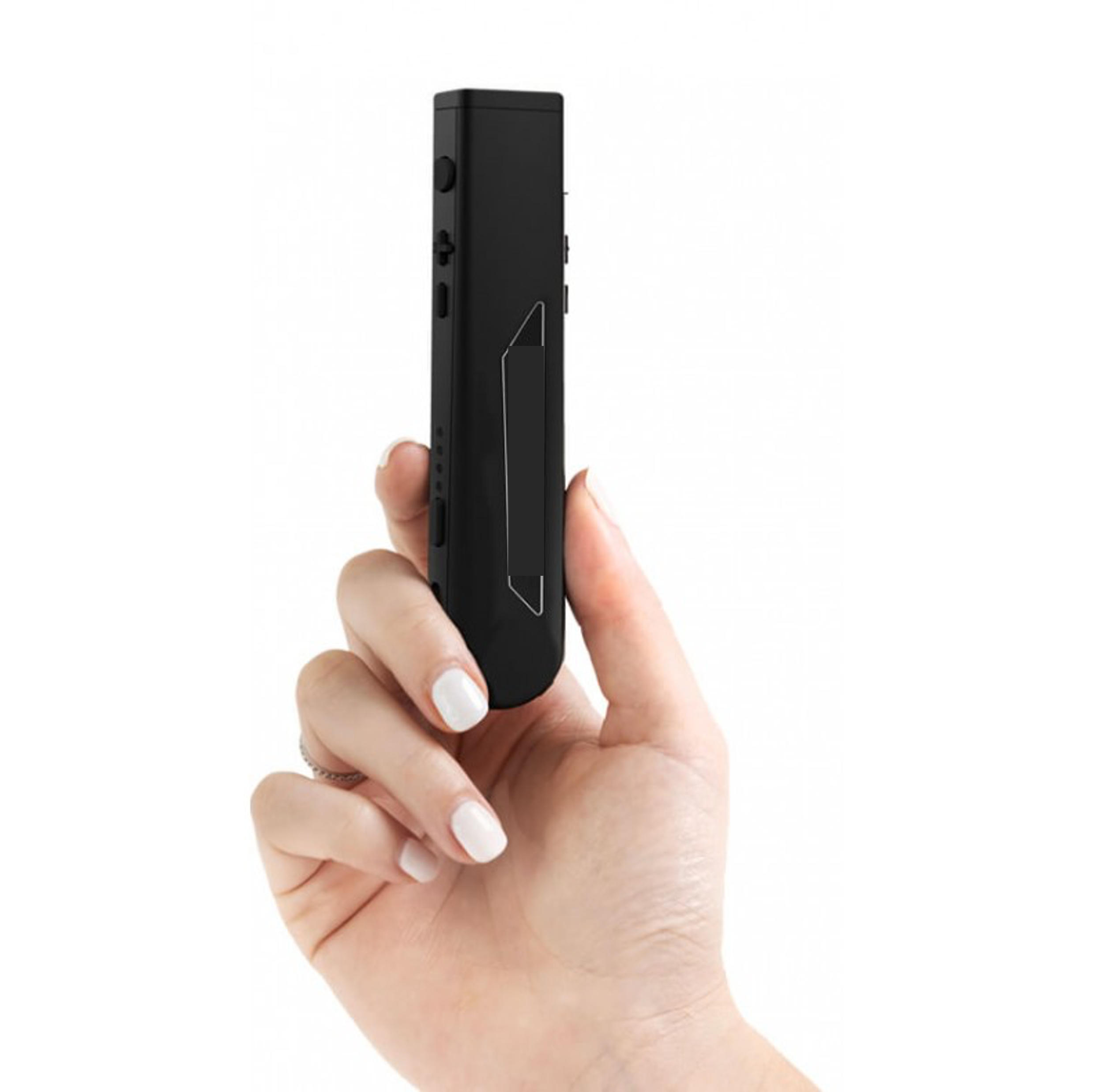 Main d'une femme tenant entre le pouce et l'index un boitier noir de taille d'un gros feutre surligneur. Le boitier est équipé de boutons en relief sur un côté et d'une caméra à son extrémité.