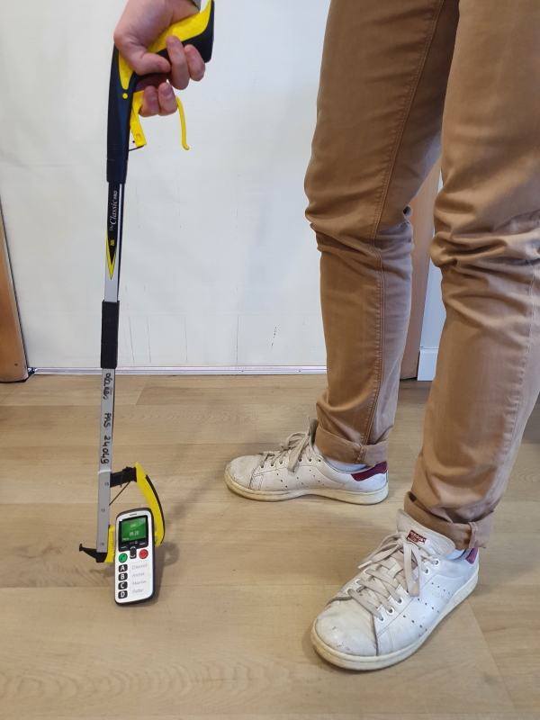 Pince à long manche pliable