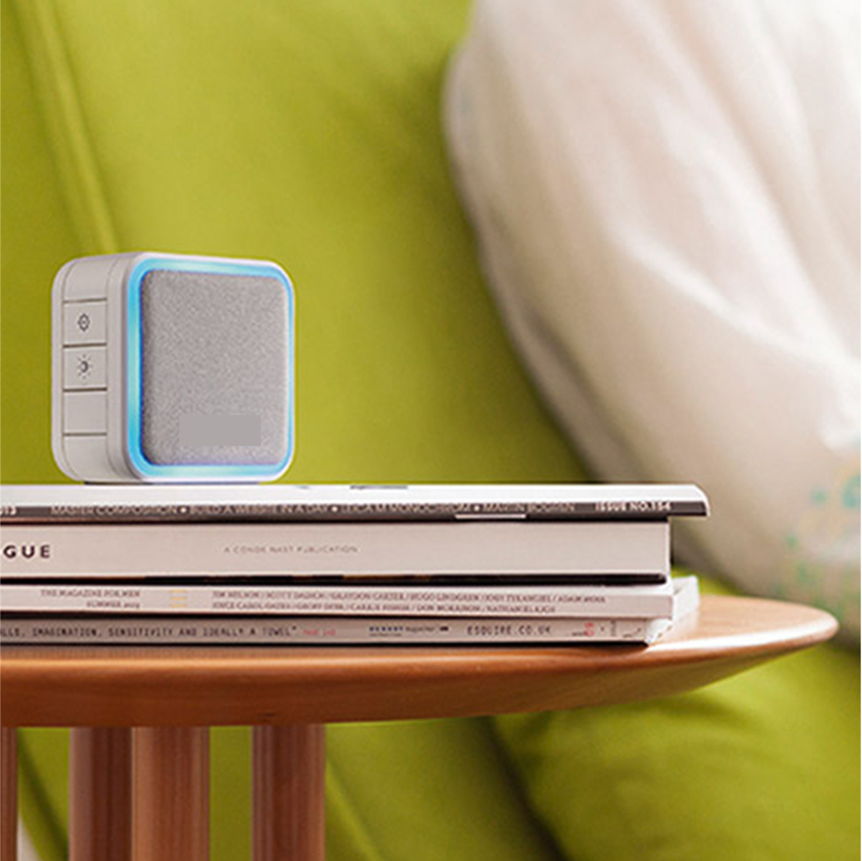 Un élément d'un amplificateur flash sonnette placé sur une table de chevet