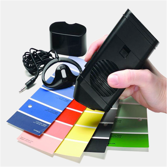 Main tenant un détecteur de couleur à synthèse vocale