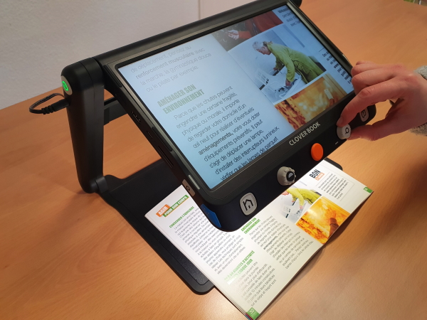 loupe électronique grand format sur socle