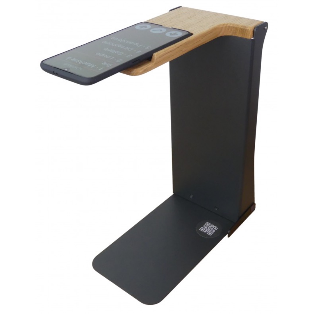 support smartphone à trois plans : base posé sur une surface plane, partie verticale articulée à 90° avec la base de support et la surface plane servant de support pour smartphone qui est placé face caméra au-dessus du lieu où serait placé un document pour lecture.