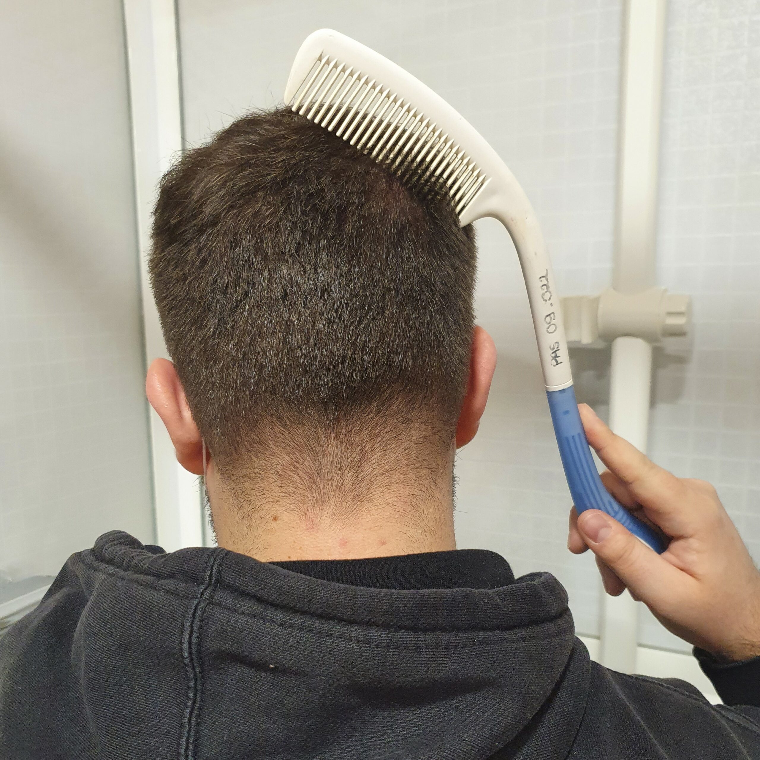 peigne à long manche