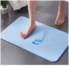 pieds sur un tapis absorbant en diadomite