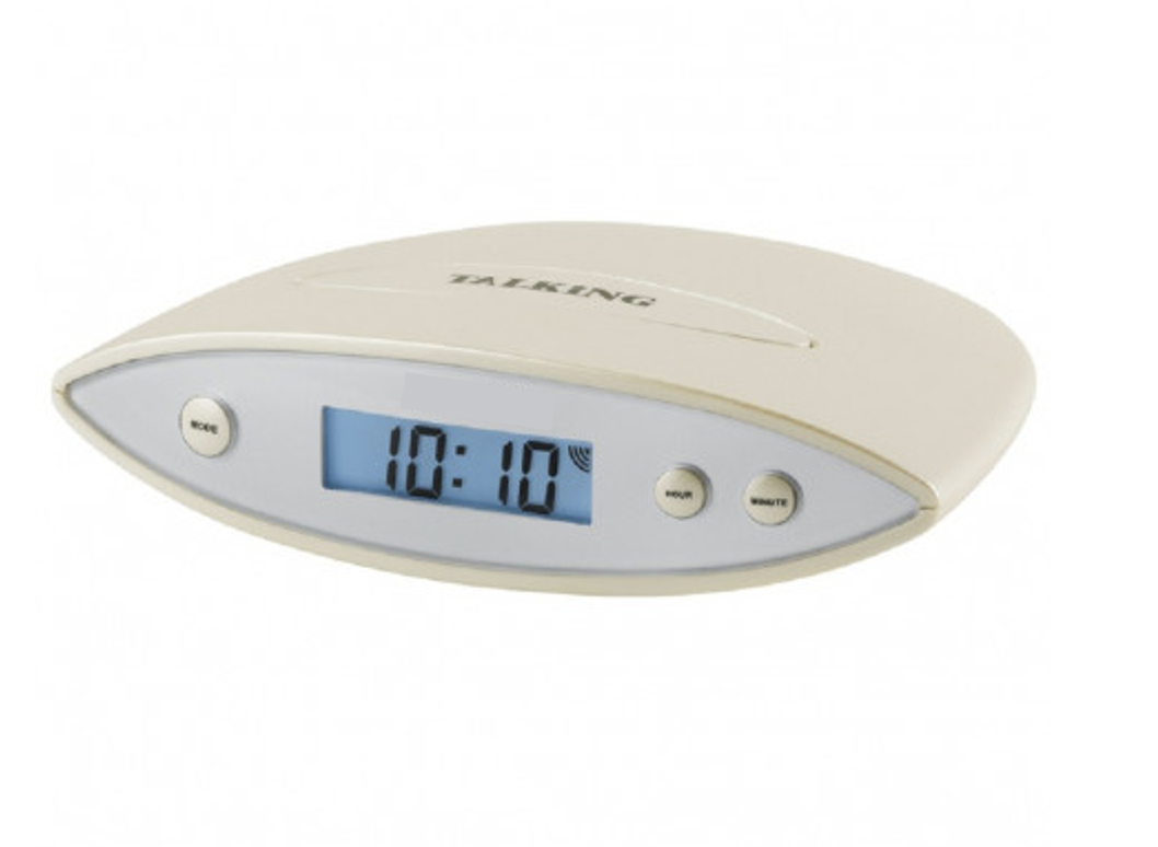 Réveil avec écran numérique, trois boutons d'accès aux fonctionnalités et le mot parlant écrit sur le dessus en anglais