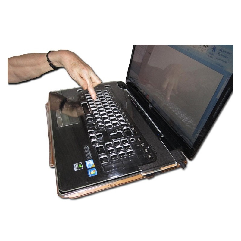 doigt tappant sur le guide doigts pour ordinateur portable