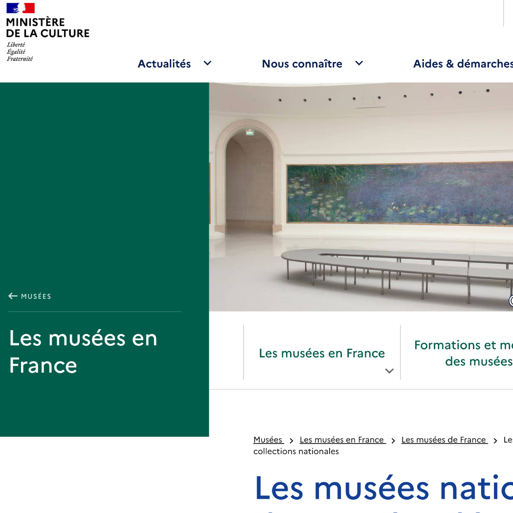 Cadrage d'une copie d'écran d'ordinateur montrant, en haut à gauche de l'image, le logo du Ministère français de la Culture : Liberté Égalité Fraternité. En haut à droite se lit Rechercher. Par dessous, alignés, sont les mots Actualités, Nous connaitre, Aides et démarches, chacun suivi à droit d'une flèche indiquant qu'une recherche avancée est possible. L'image au centre montre une salle de musée avec une table basse en ovale en premier plan au milieu de la salle et en second plan une arche de passage à gauche et un tableau peint tout en longueur suivant les dimensions de la table basse en largeur et hauteur d'espace pris dans l'image. Par dessus nous lisons 